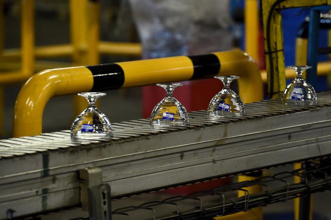 En bout de chaîne de production dans l’usine du fabricant de verrerie Duralex, à La Chapelle-Saint-Mesmin (Loiret), le 1ᵉʳ juillet 2021.