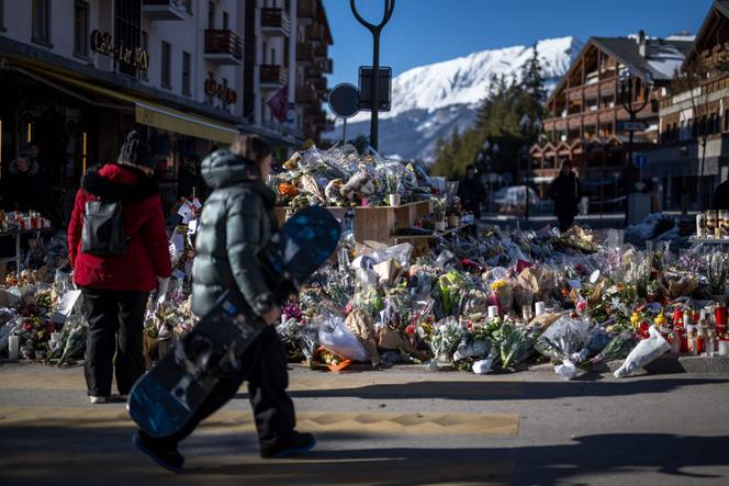 Des bouquets de fleurs et des bougies sont déposés en hommage aux victimes de l’incendie du bar Le Constellation, à Crans-Montana (Suisse), le 6&nbsp;janvier 2026.