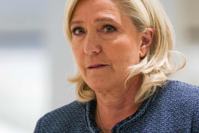 La présidente du groupe parlementaire du Rassemblement national (RN), Marine Le Pen, arrive au tribunal de Paris pour le verdict de son procès pour détournement de fonds publics européens, le 31 mars 2025.