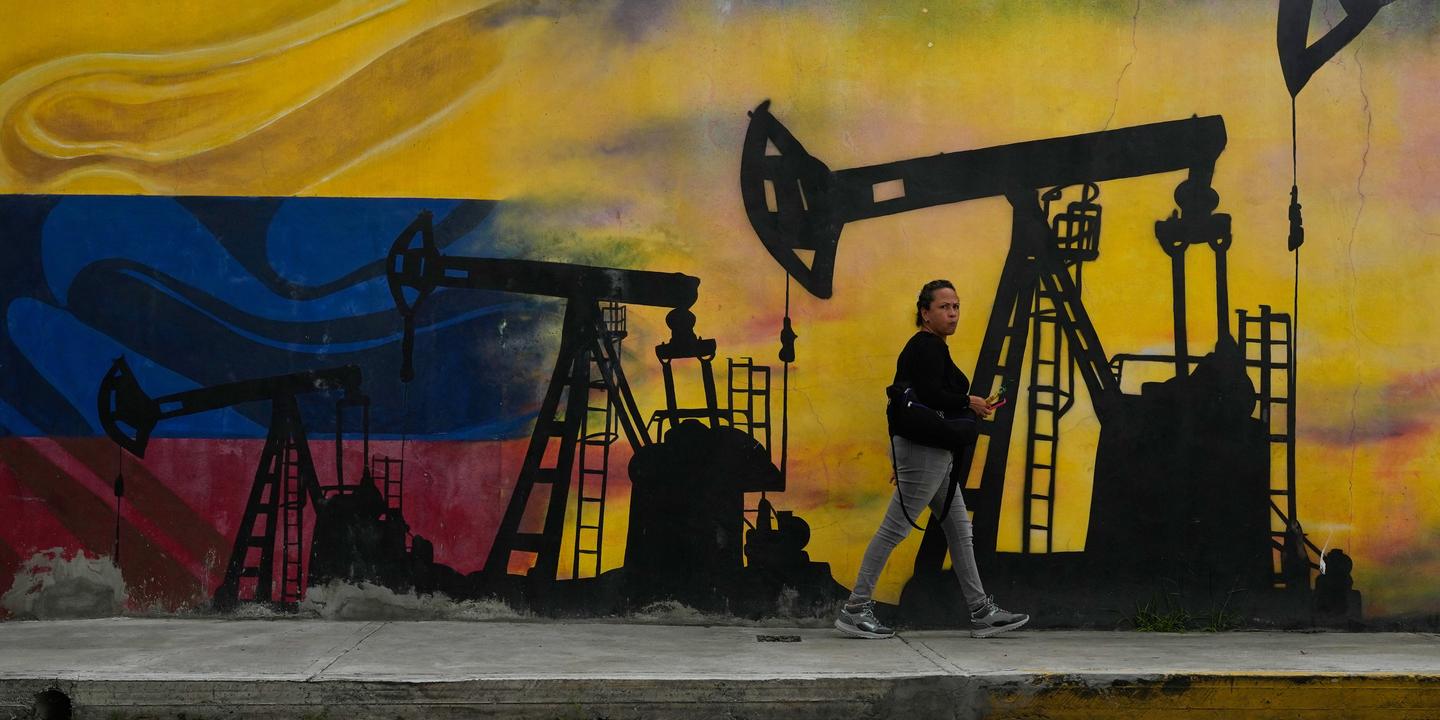 EN DIRECT : le Venezuela va remettre au moins 30 millions de barils de pétrole aux Etats-Unis, assure Donald Trump