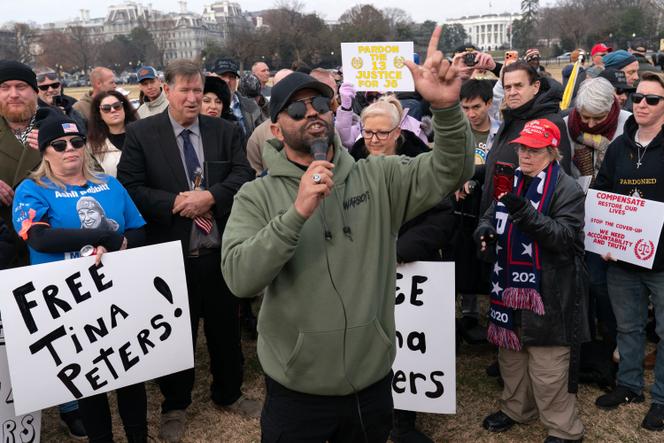 Enrique Tarrio, leader des Proud Boys, milice d’extrême droite ayant participé à l’assaut du Capitole, lors d’une manifestation célébrant les cinq ans de l’attaque, à Washington, le 6&nbsp;janvier&nbsp;2026.
