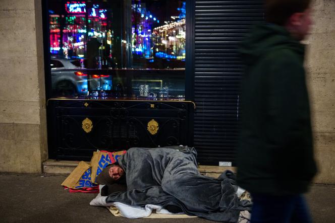 Une personne sans-abri dort dans la rue, à Paris, le 27&nbsp;décembre 2025.