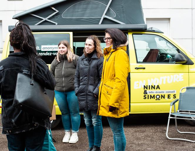 Le camion Nina et Simon.e.s du Centre d’information sur les droits des femmes et des familles parcourt les territoires avec à son bord des juristes et des travailleuses sociales, afin de fournir information et aide sur les problématiques liées aux violences de genre et intrafamiliales. Ici à Lons-le-Saunier, le 5 mars 2021.