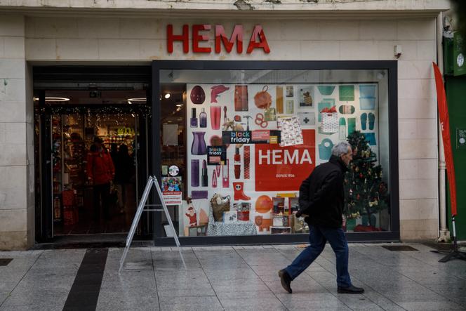 Devant un magasin HEMA, à Caen, en novembre&nbsp;2019.