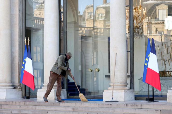 Un employé de l’Elysée retire la neige du perron du palais, le 6&nbsp;janvier&nbsp;2026.