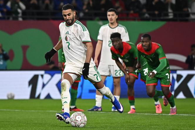 L’attaquant algérien Riyad Mahrez lors d’un match de la Coupe d’Afrique des nations entre l’Algérie et le Burkina Faso, au stade Moulay Al-Hassan de Rabat, le 28&nbsp;décembre&nbsp;2025.