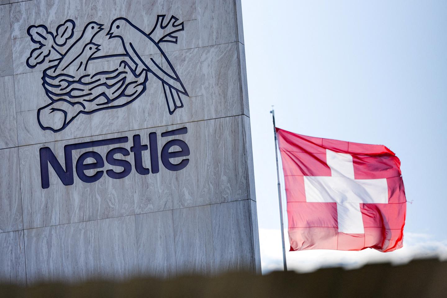 Lait infantile : Nestlé, accusé d’avoir tardé à rappeler des lots, reconnaît avoir attendu une analyse des risques pour la santé avant d’alerter les autorités