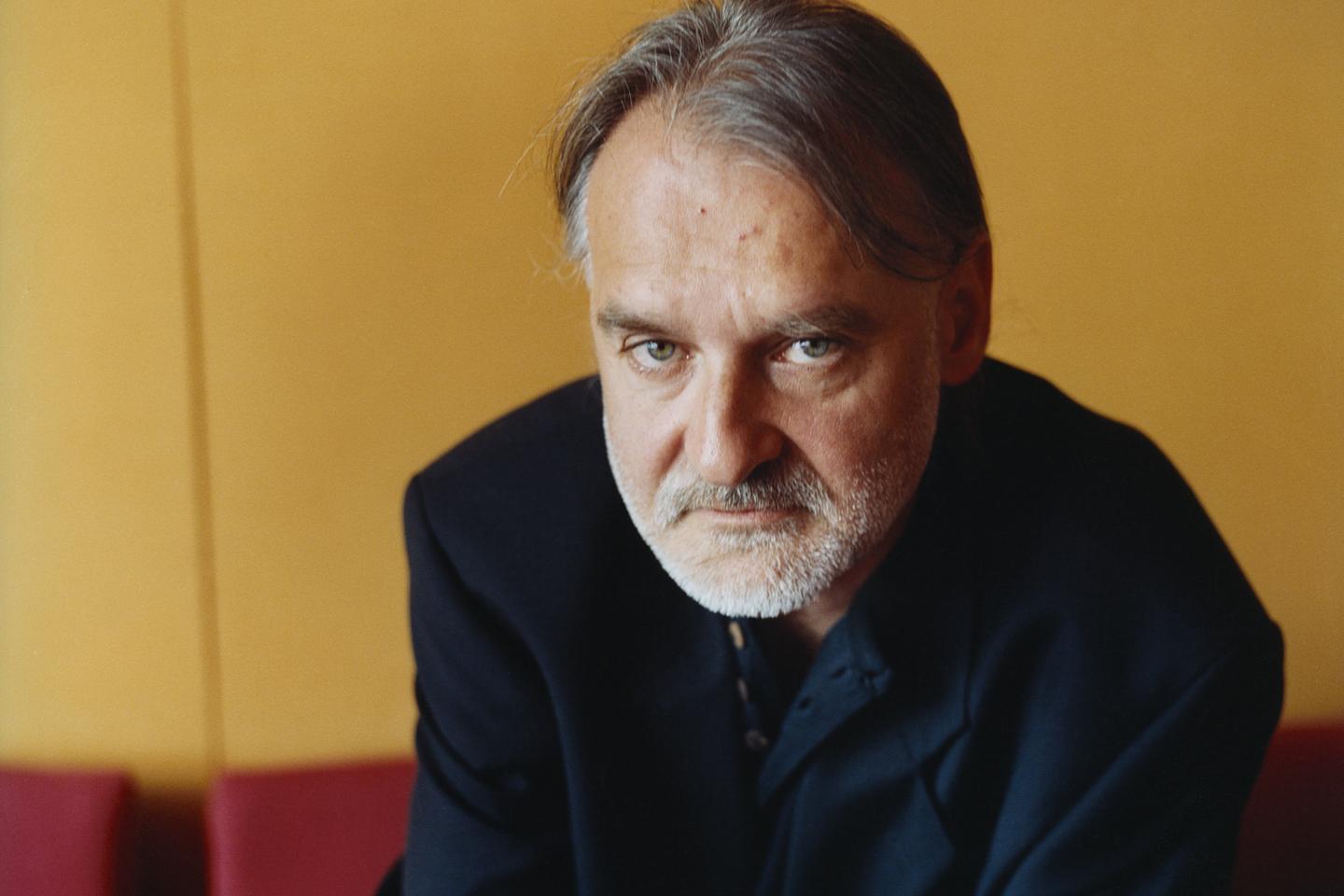 La mort de Béla Tarr, immense cinéaste hongrois, artiste discret et mélancolique La mort de Béla Tarr, immense cinéaste hongrois, artiste discret et mélancolique