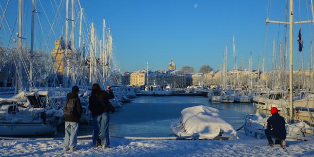 EN DIRECT, neige et verglas : les transports scolaires suspendus dans les 38 départements en vigilance orange ; le ministre des transports conseille d’éviter les déplacements en Ile-de-France
