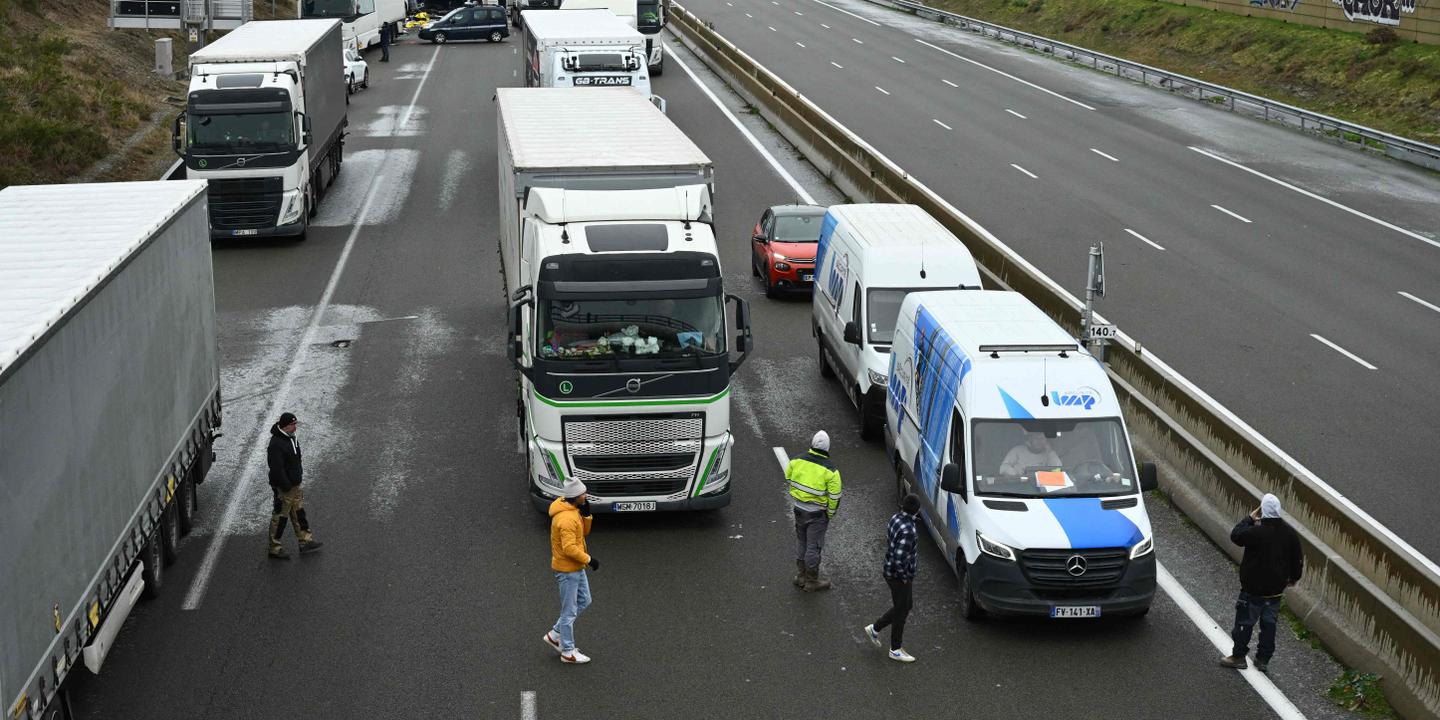 40 % des vols annulés à Roissy, 25 % à Orly ; Valérie Pécresse appelle à « ne pas se déplacer demain matin » en Ile-de-France 40 % des vols annulés à Roissy, 25 % à Orly ; Valérie Pécresse appelle à « ne pas se déplacer demain matin » en Ile-de-France