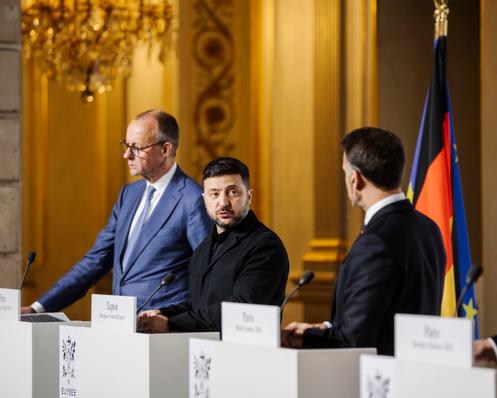 Le chancelier allemand, Friedrich Merz, le président ukrainien, Volodymyr Zelensky, et Emmanuel Macron, lors du sommet de la coalition des volontaires, à l’Elysée, à Paris, le 6 janvier 2026.