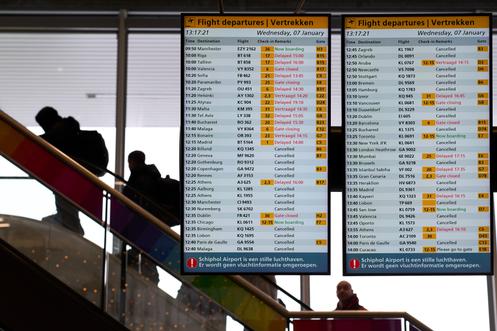 Annonces de vols annulés et retardés à l’aéroport Amsterdam-Schiphol, aux Pays-Bas, le 7 janvier 2026.