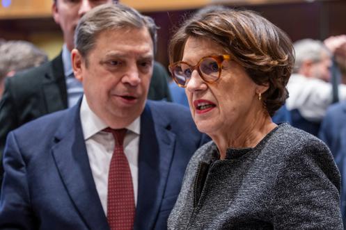 La ministre de l’agriculture, Annie Genevard, et son homologue espagnol, à Bruxelles, le 7 janvier 2026.