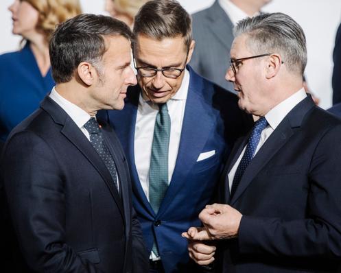 Emmanuel Macron,  Alexander Stubb et Keir Starmer, après le sommet de la coalition des volontaires, à l’Elysée, à Paris, le 6 janvier 2026.