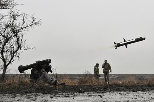 Un soldat de la 65ᵉ brigade mécanisée des forces armées ukrainiennes tire un missile antichar Javelin lors d’un exercice militaire sur un terrain d’entraînement près de la ligne de front, dans la région de Zaporijia, le 7 janvier 2026.