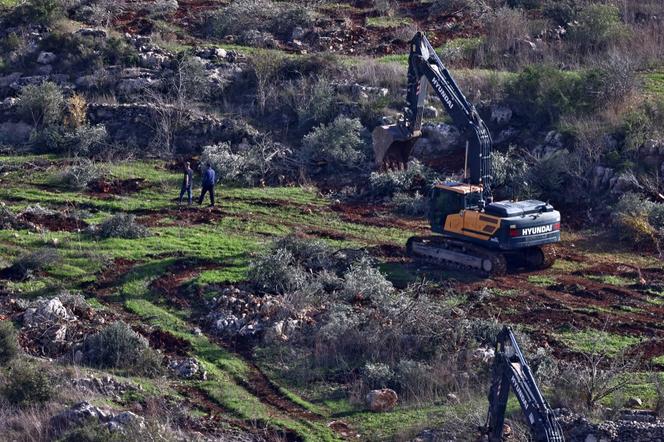 Des bulldozers israéliens commencent les travaux sur des terres appartenant à un palestinien, afin de faire place à la construction de colonies dans la région de Sarouj, située entre les villes de Silat Al-Harithiya et Yamoun, à l’ouest de Jénine, en Cisjordanie, le 22&nbsp;décembre 2025. 