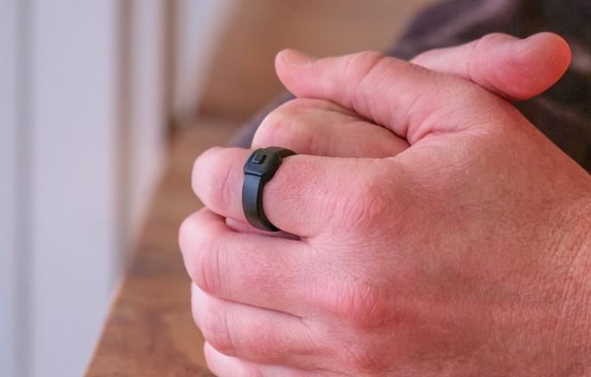 Une simple pression sur ce petit bouton permet d’activer le micro de la nouvelle bague de Pebble pour prendre une note, qui sera automatiquement retranscrite sur smartphone.