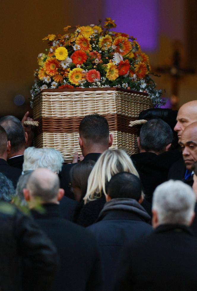 Des porteurs transportent le cercueil de Brigitte Bardot, lors de ses obsèques à l’église Notre-Dame-de-l’Assomption, à Saint-Tropez (Var), le 7 janvier 2026. 