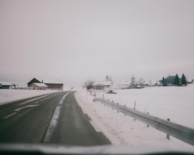 Une route enneigée à proximité de Gellin (Doubs), le 6 janvier 2026.