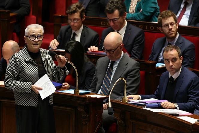 La ministre de l’aménagement du territoire et de la décentralisation, Françoise Gatel (à gauche) avec le Premier ministre Sébastien Lecornu, à l’Assemblée nationale, à Paris, le 25 novembre 2025. 