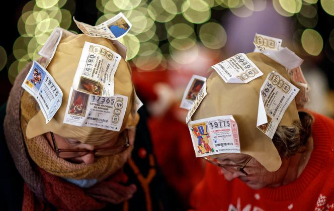 Des spectateurs costumés assistent au tirage de la loterie de Noël espagnole « El Gordo » (Le Gros), au Théâtre Royal de Madrid, le 22 décembre 2025.