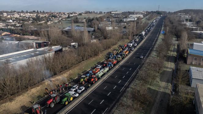 L’autoroute A68&nbsp;bloquée par les agriculteurs, aux abords de Toulouse, lors de la manifestation du 7&nbsp;janvier 2026.