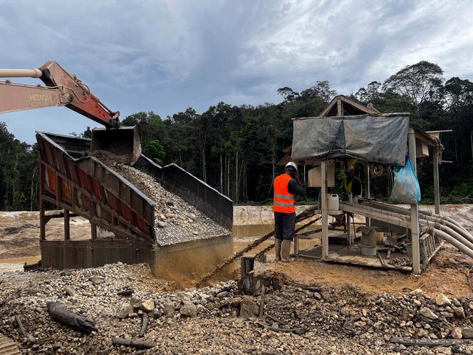 Une mine d’or légale, sur la rivière Serpent Creek, à Saint-Laurent-du-Maroni, en Guyane, le 15 juin 2025.