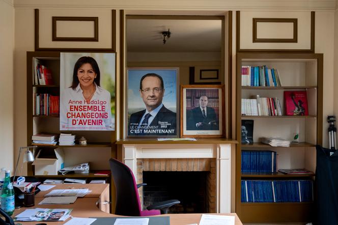 L’ancien portrait officiel de François Mitterrand, à côté d’affiches de campagne de François Hollande et d’Anne Hidalgo, dans le bureau de la fédération du Parti Socialiste de Tulle, le 28 juin 2024.