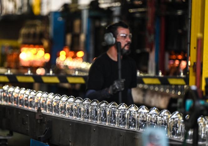 Une ligne de production de verres Arc France, à Arques (Pas-de-Calais), en septembre 2022.