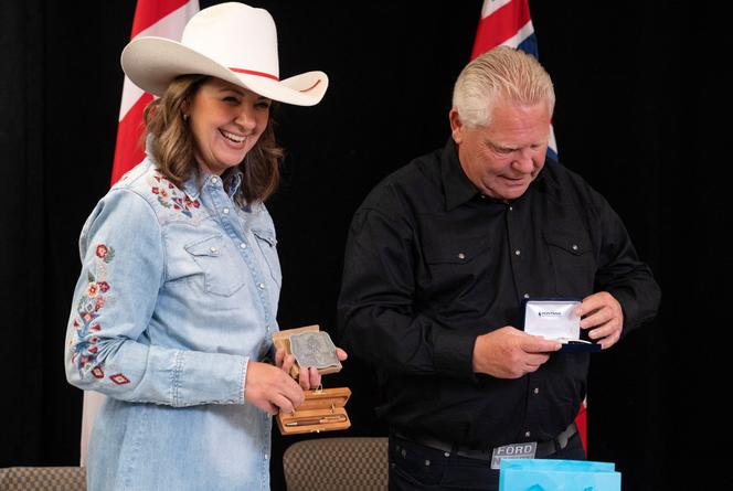 Danielle Smith, première ministre de l’Alberta, et son homologue de l’Ontario, Doug Ford, à Calgary, le 7&nbsp;juillet 2025.  