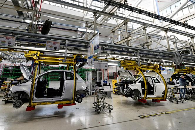 Ligne de production de la nouvelle Fiat 500&nbsp;hybride dans l’usine de Mirafiori, à Turin, en Italie, le 25&nbsp;novembre&nbsp;2025. 