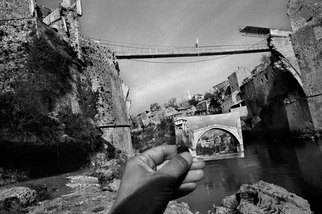 A&nbsp;Mostar, en 1994, après la destruction de Stari Most, le «&nbsp;vieux pont&nbsp;», remplacé par une passerelle avant sa reconstruction, achevée en 2004.