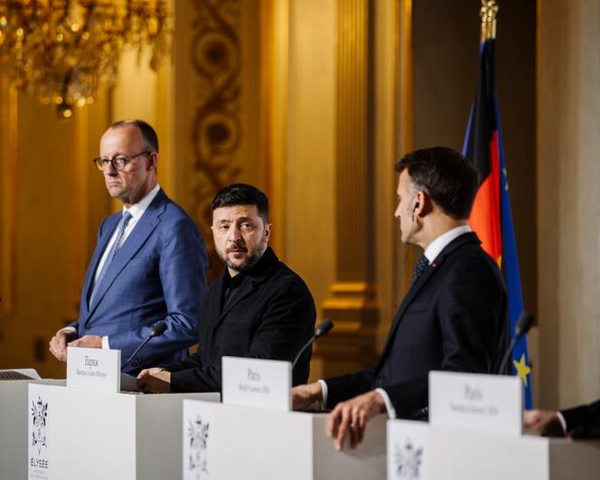 Le chancelier allemand, Friedrich Merz, le président ukrainien, Volodymyr Zelensky, et Emmanuel Macron, lors du sommet de la coalition des volontaires à l’Elysée, à Paris, le 6 janvier 2026.