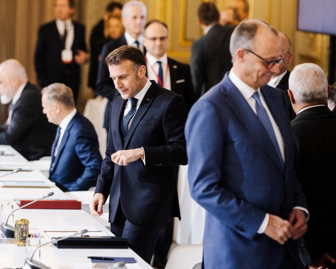 Emmanuel Macron et le chancelier allemand, Friedrich Merz, lors du sommet de la coalition des volontaires au palais de l’Elysée, à Paris, le 6 janvier 2026.