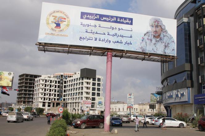 Une affiche vantant le rôle d’Aidroos Al-Zubaïdi, le chef du Conseil de transition du Sud (CTS) du Yémen, à Aden, le 7 janvier 2026. 