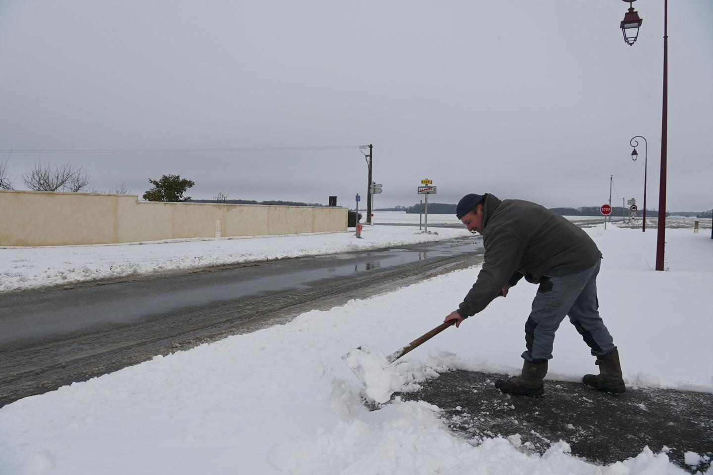 Neige et verglas : six départements de l’est de la France placés en vigilance orange à partir de samedi matin