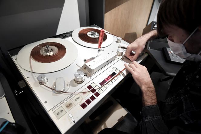 Un ingénieur du son travaille à la numérisation d’un enregistrement magnétique, à l’Institut national de l’audiovisuel, à Bry-sur-Marne (Val-de-Marne), le 28&nbsp;octobre&nbsp;2020.