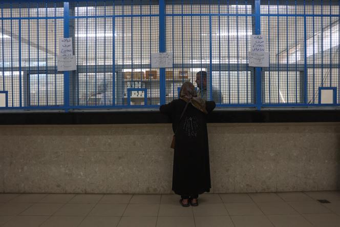 Une Palestinienne attend pour recevoir une ration de médicaments à la clinique gérée par l’UNRWA dans le camp de réfugiés d’Al-Chati, à l’ouest de la ville de Gaza, le 28 avril 2025.