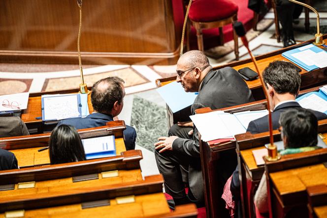 Le premier ministre, Sébastien Lecornu, discute avec le ministre de l'intérieur, Laurent Nuñez, à l’Assemblée nationale, à Paris, le 7 janvier 2026.