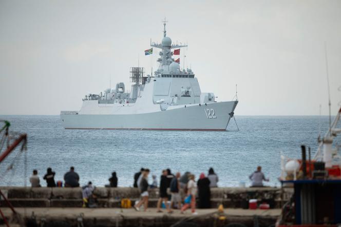 Le navire lance-missiles chinois «&nbsp;Tangshan&nbsp;» est amarré à False Bay, près de Simon’s Town, près du Cap, en Afrique du Sud, le 6&nbsp;janvier 2026. 