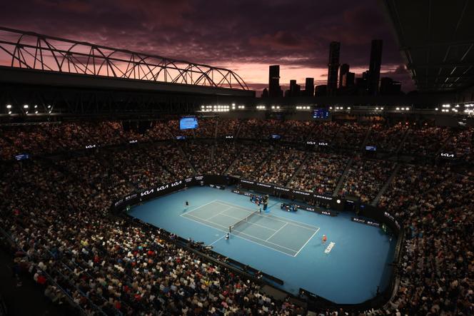 Le court central de l’Open d’Australie, lors d’un match entre le Russe Andrey Rublev et l’Australien Alex De Minaur, le 21&nbsp;janvier 2024&nbsp;à Melbourne (Australie).