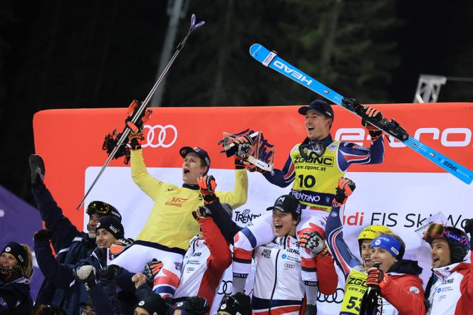 Clément Noël, à gauche, et Paco Rassat célèbrent leurs première et seconde places à l’issue lors de la manche de la Coupe du monde masculine de ski à Madonna di Campiglio (Italie), le 7&nbsp;janvier&nbsp;2026.