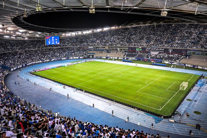 مشجعو ملعب جابر الأحمد في مدينة الكويت خلال مباراة تصفيات كأس العالم بين الكويت والعراق في 10 سبتمبر 2024.