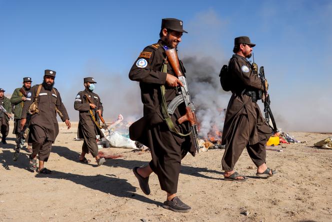 Les forces de sécurité des talibans brûlent diverses drogues, à la périphérie de la province de Hérat, le 6&nbsp;novembre&nbsp;2025.