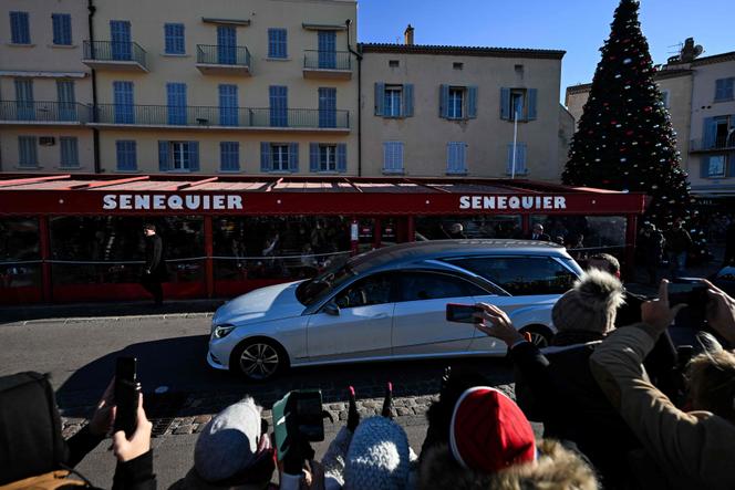 Le corbillard transportant le cercueil de Brigitte Bardot, à Saint-Tropez (Var), le 7 janvier 2026. 