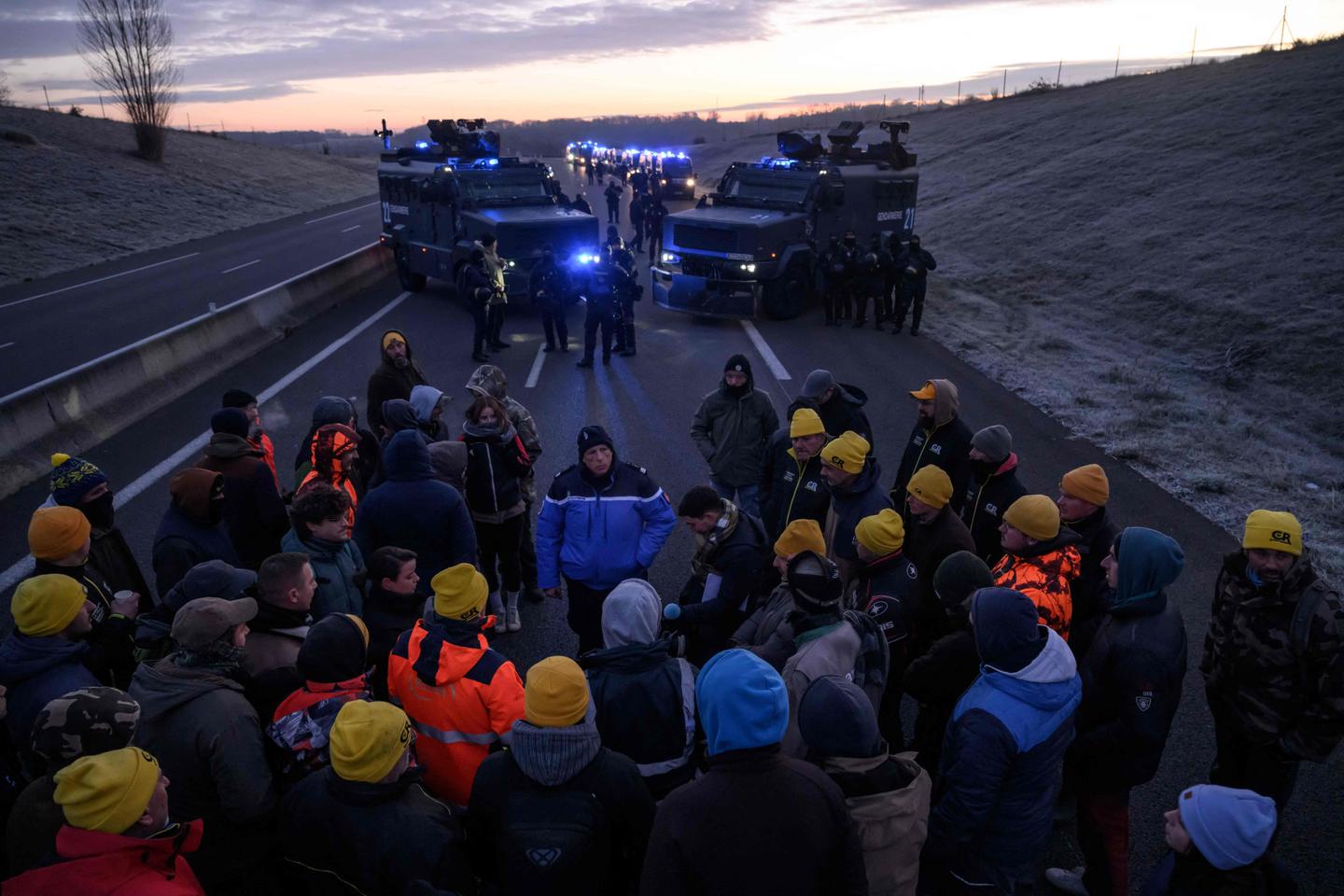 Colère des agriculteurs : des dizaines de barrages autour de Toulouse malgré un déploiement important des forces de l’ordre