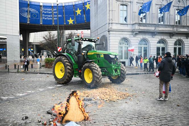 Lors d’une manifestation devant le Parlement européen, à Bruxelles, le 18&nbsp;décembre 2025, organisée par la Copa-Cogeca, groupe de pression qui se veut la «&nbsp;voix des agriculteurs&nbsp;» de l’Union européenne, pour dénoncer les réformes de la politique agricole commune et les accords commerciaux tels que celui négocié avec le Mercosur.