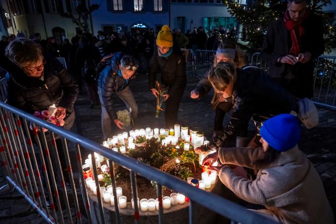 Des bougies et des fleurs sont déposées devant le temple de Lutry (Suisse), en hommages aux victimes de l’incendie de Crans-Montana, le 3&nbsp;janvier&nbsp;2026. 