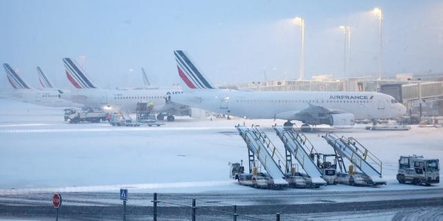 Paris snow leads to flight cancellations, weather-related accidents