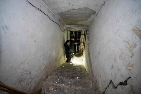 Des habitants se mettent à l’abri d’une frappe russe, à Kryvy Rih, en Ukraine, le 8 janvier 2026.